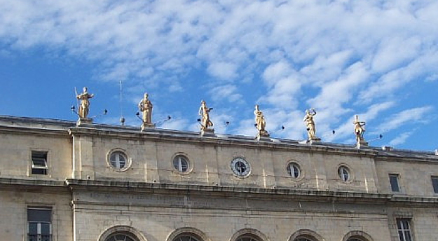 Les statues de la Mairie de Bayonne